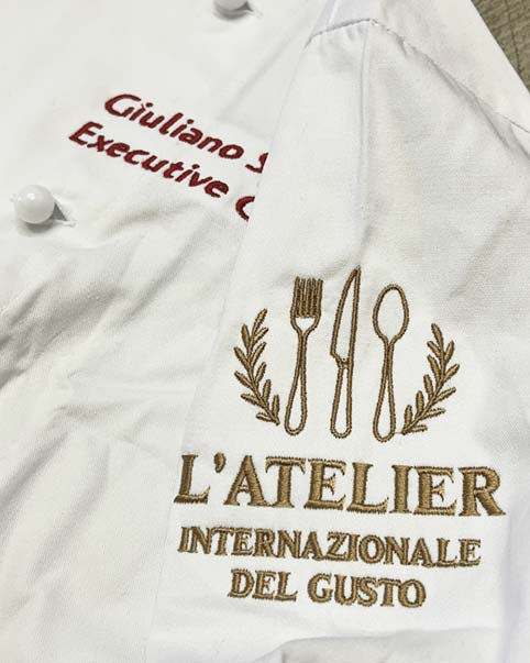 Ricamo personalizzato su giacca da cuoco