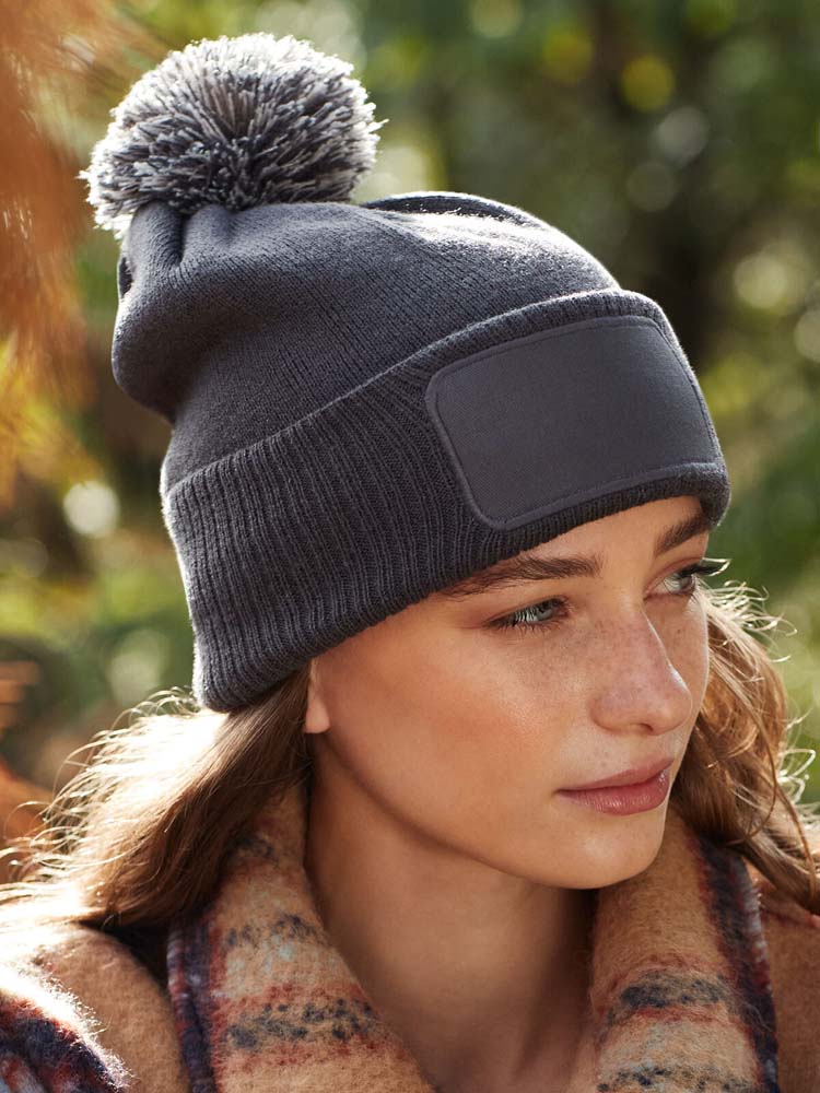 Berretta con PomPon e Patch Rettangolare Stampata