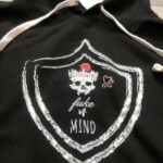 felpa-cappuccio-bicolor-personalizzata-con-busto-nero-con-logo