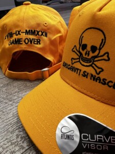 cappellini baseball personalizzati con ricamo gialli dettaglio