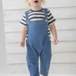 body neonato personalizzato a salopette indossato