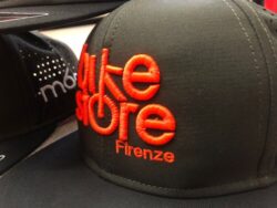 cappello visiera piatta personalizzato dettaglio ricamo