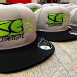 cappello visiera piatta personalizzato con ricamo bicolore cappello visiera piatta personalizzato con ricamo bicolore