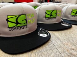cappello visiera piatta personalizzato con ricamo bicolore