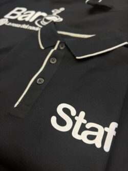 polo nera team strisce argento dettaglio stampa