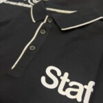 polo nera team strisce argento dettaglio stampa