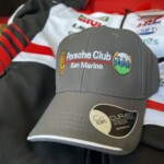 cappello personalizzabile bicolore ricamo bianco