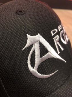 cappello ricamato