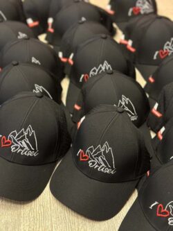 cappello ricamato